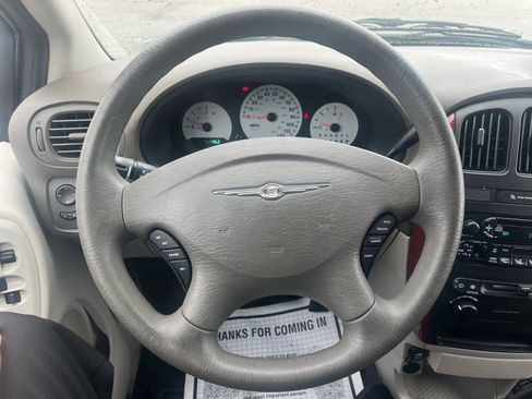 Used 2007 Chrysler Town & Country w/ Popular Equipment Group I image 20