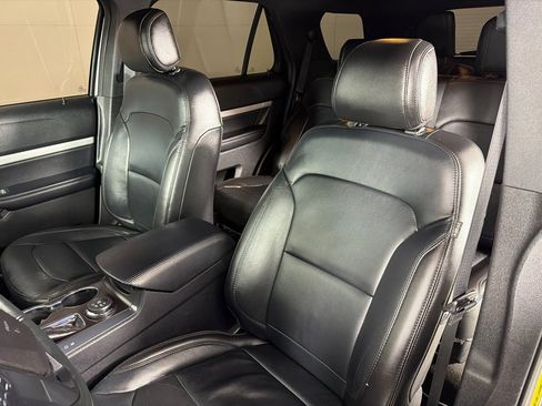Used 2017 Ford Explorer XLT w/ Equipment Group 202A AWD/4WD image 13