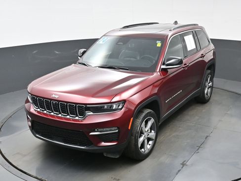 Used 2024 Jeep Grand Cherokee Limited w/ Luxury Tech Group II image 34