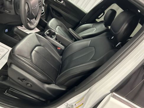 Used 2026 Chrysler Pacifica Select image 12