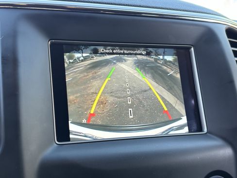 Used 2021 Jeep Grand Cherokee Laredo image 22