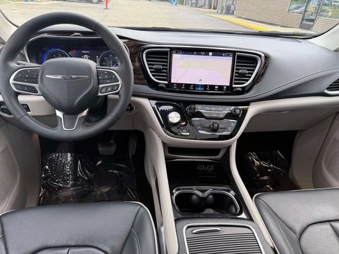 Used 2023 Chrysler Pacifica Limited FWD image 3