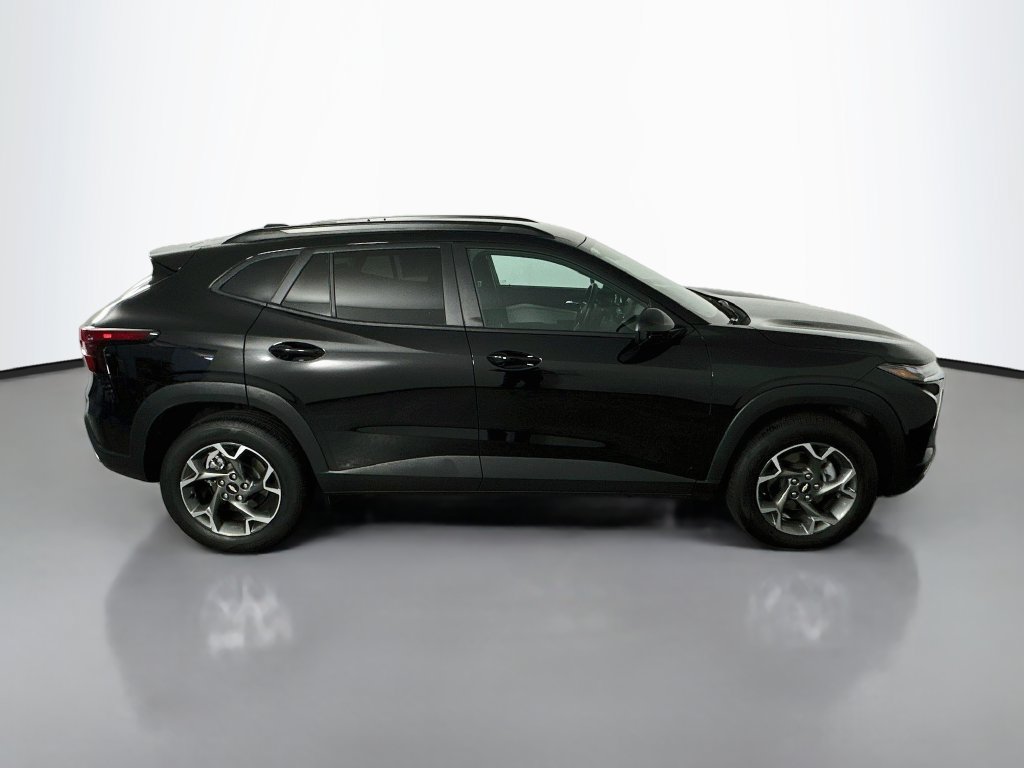 Used 2025 Chevrolet Trax LT w/ LT Convenience Package FWD image 8