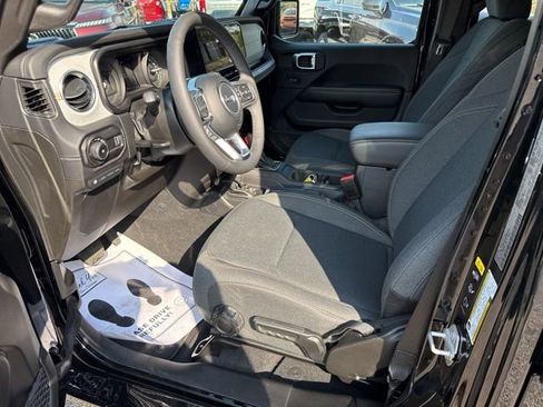 Used 2025 Jeep Wrangler Unlimited Sahara w/ Safety Group AWD/4WD image 21