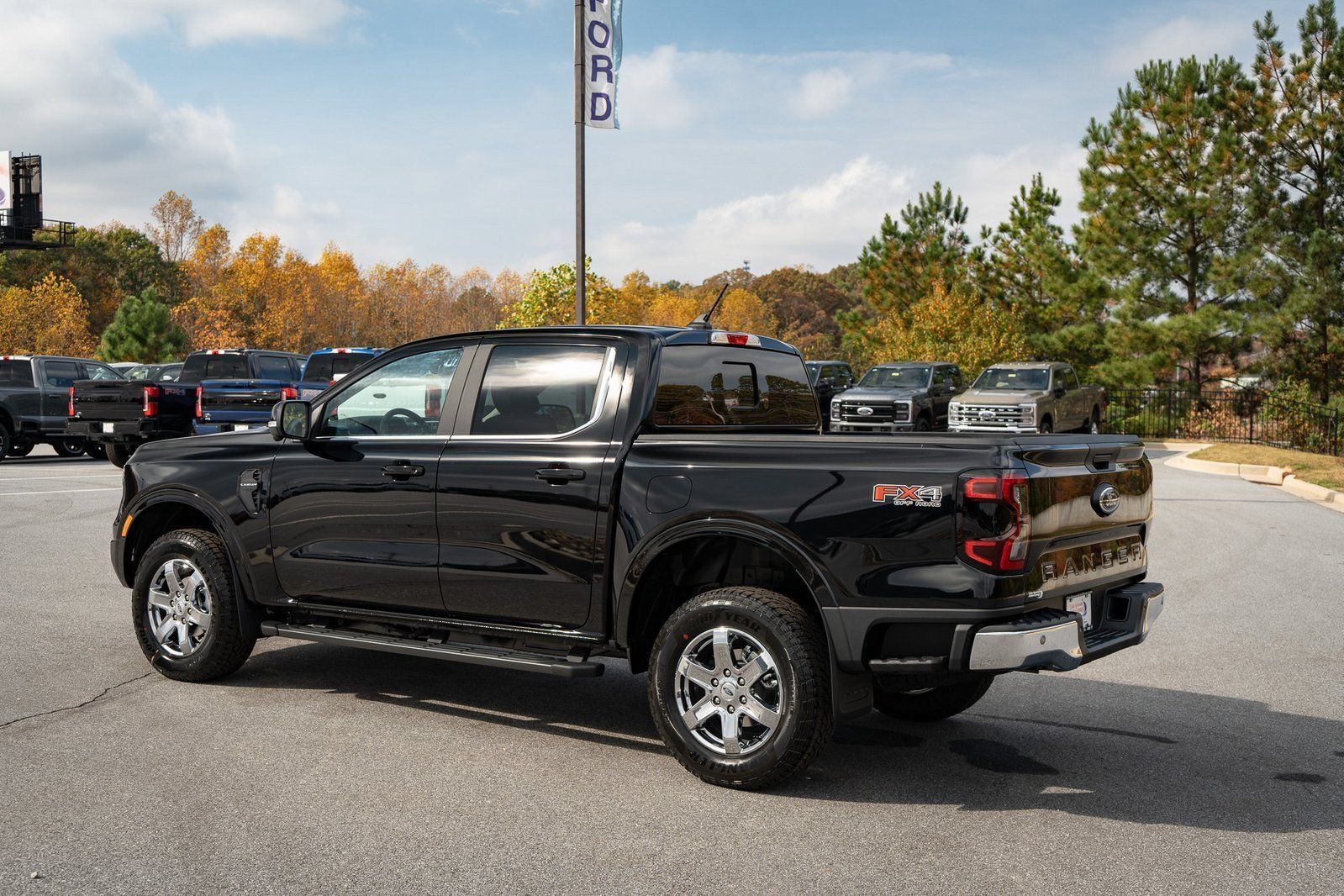 Used 2025 Ford Ranger Lariat w/ FX4 Off-Road Package AWD/4WD image 7