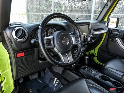 Used 2017 Jeep Wrangler Unlimited Rubicon image 3