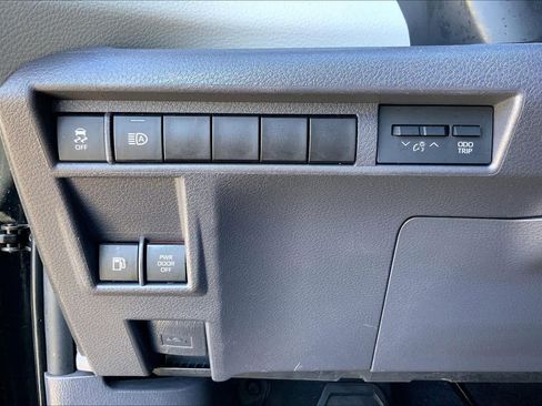 Used 2021 Toyota Sienna XLE image 32