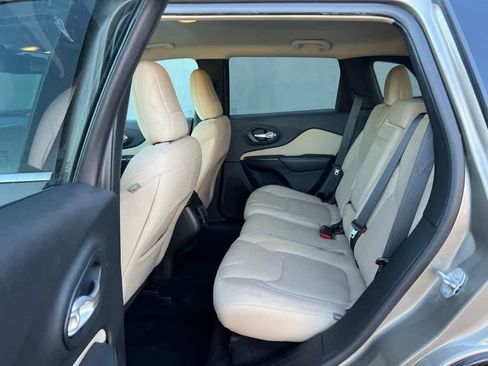 Used 2016 Jeep Cherokee Latitude w/ Cold Weather Group image 17