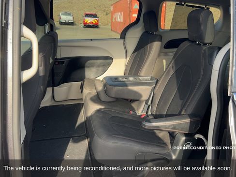 Used 2017 Chrysler Pacifica Touring Plus w/ Tire & Wheel Group FWD image 12