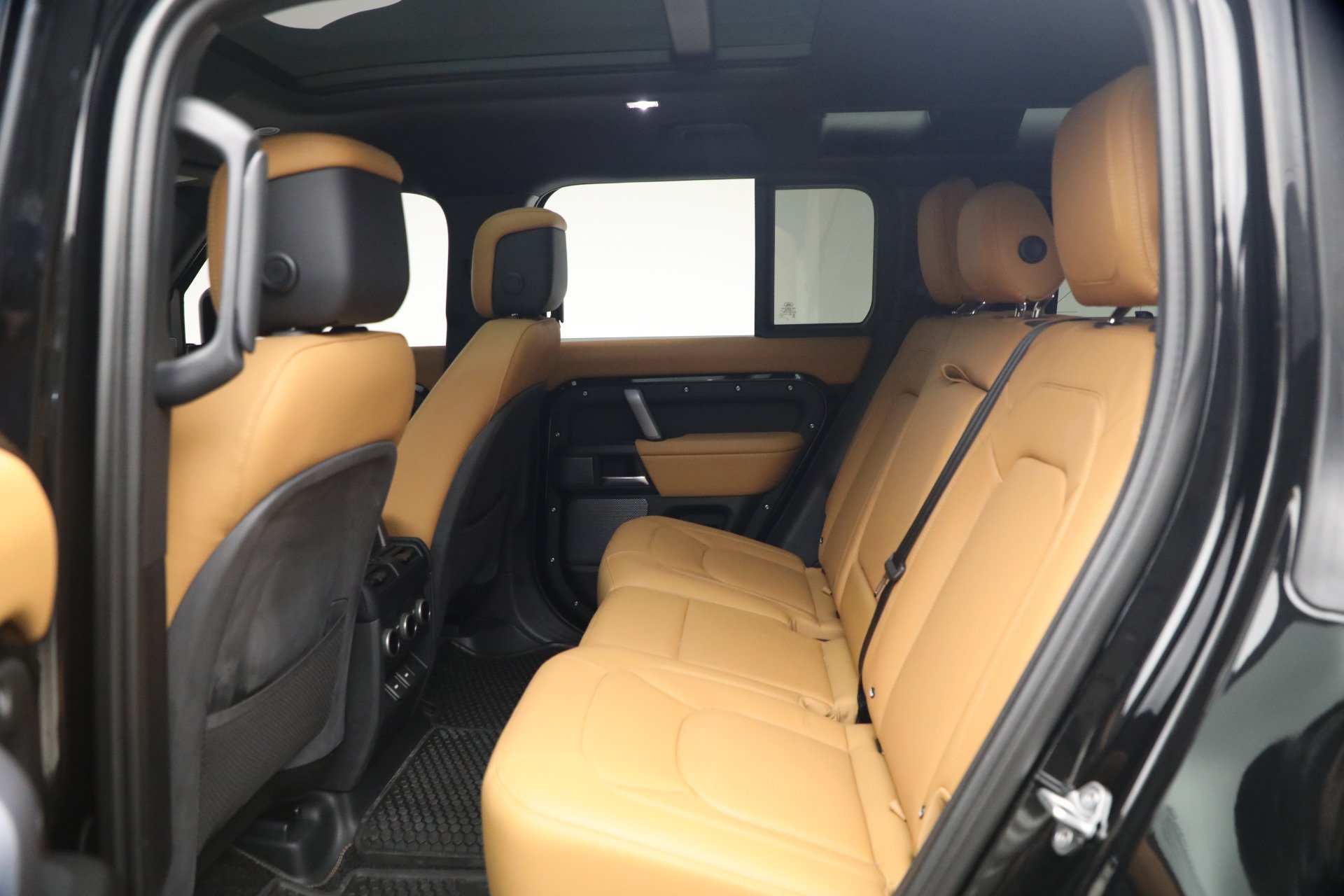 Used 2024 Land Rover Defender 110 V8 AWD/4WD image 19