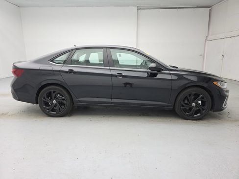 Used 2025 Volkswagen Jetta SE w/ Sunroof Package FWD image 12