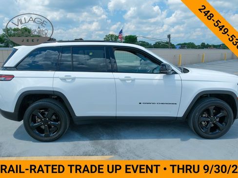 Used 2023 Jeep Grand Cherokee Altitude AWD/4WD image 3