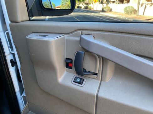 Used 2017 Chevrolet Express 3500 Extended image 18