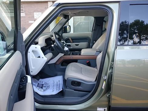 Used 2020 Land Rover Defender 110 SE image 11