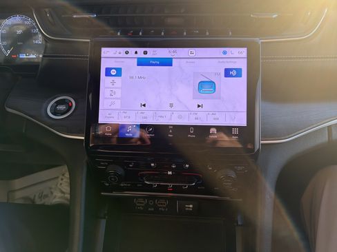 Used 2025 Jeep Grand Cherokee Limited w/ Luxury Tech Group II image 25