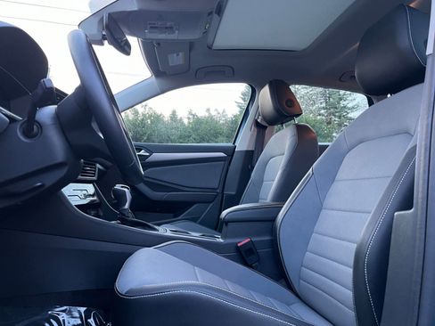 Used 2025 Volkswagen Jetta SE image 27