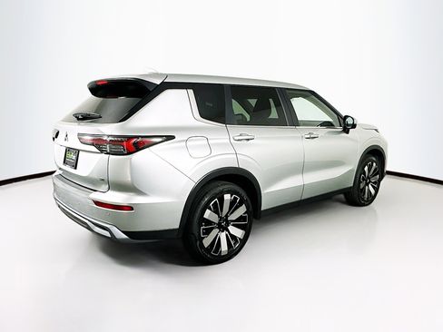 Used 2025 Mitsubishi Outlander SE image 9