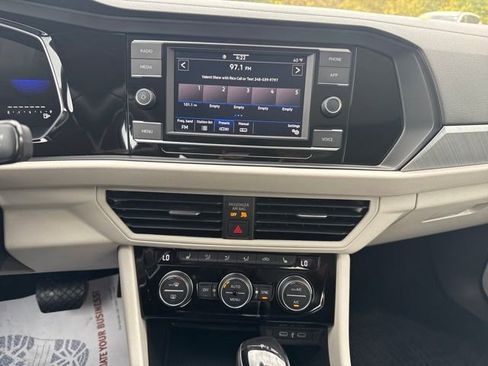 Used 2023 Volkswagen Jetta SE w/ Panoramic Sunroof Package image 18