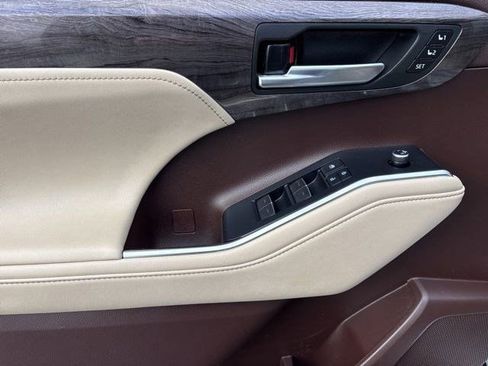 Used 2020 Toyota Highlander Limited image 12