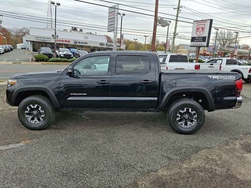 Used 2019 Toyota Tacoma TRD Off-Road image 2