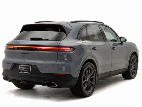 Used 2025 Porsche Cayenne image 34