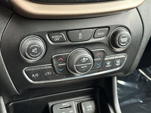 Used 2014 Jeep Cherokee Limited w/ Technology Group AWD/4WD image 17