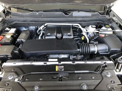 Used 2024 Chevrolet Colorado LT w/ LT Convenience Package II AWD/4WD image 3