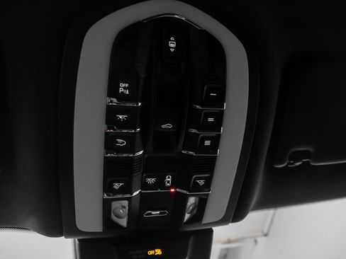 Used 2025 Porsche Macan image 35