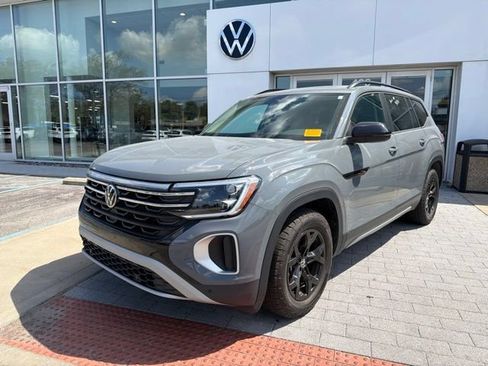 Used 2024 Volkswagen Atlas Peak Edition SE AWD/4WD image 2