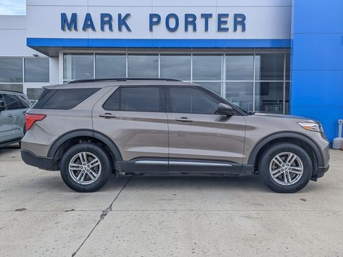 Used 2021 Ford Explorer XLT image 6