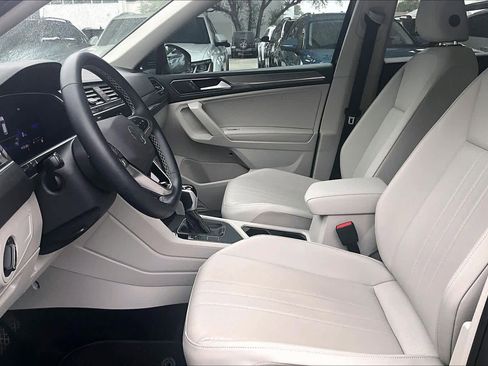 Certified 2023 Volkswagen Tiguan SE w/ Panoramic Sunroof Package FWD image 9