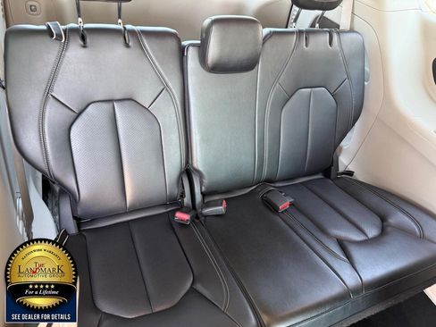 Used 2023 Chrysler Pacifica Touring-L FWD image 17