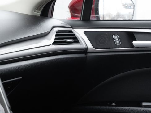 Used 2017 Ford Fusion SE image 15