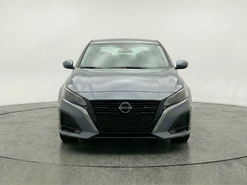 Used 2025 Nissan Altima 2.5 SV FWD image 2