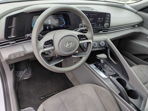 Used 2025 Hyundai Elantra SE image 2