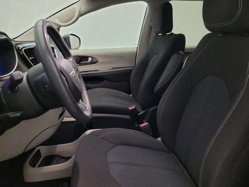 Used 2022 Chrysler Voyager LX image 17