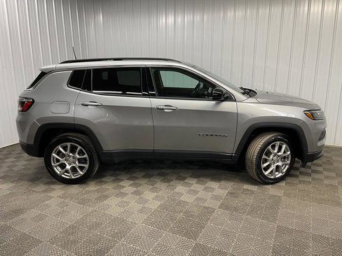 Used 2022 Jeep Compass Latitude AWD/4WD image 2