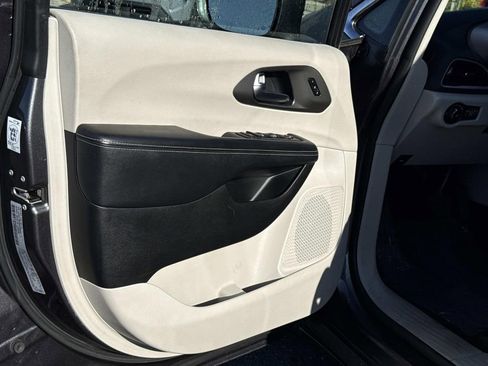 Used 2022 Chrysler Pacifica Touring-L image 20