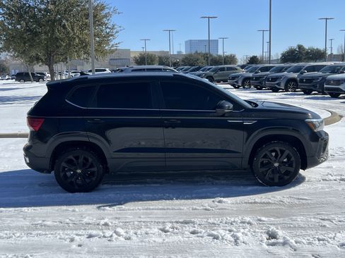 Certified 2024 Volkswagen Taos SE w/ Panoramic Sunroof Package image 11