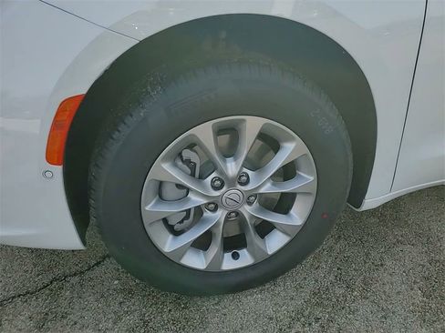 New 2026 Chrysler Pacifica Limited w/ Uconnect Theater Family Group image 15