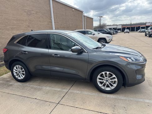 Used 2020 Ford Escape SE image 5