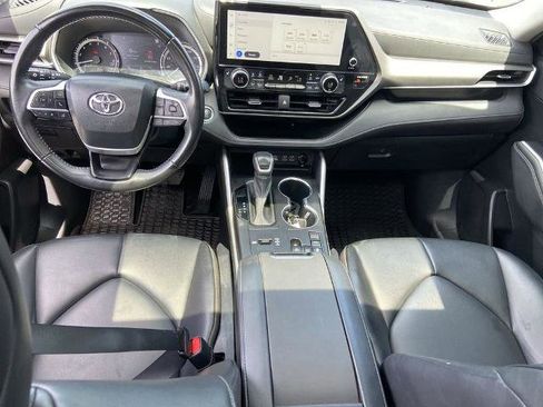 Used 2023 Toyota Highlander XLE FWD image 16