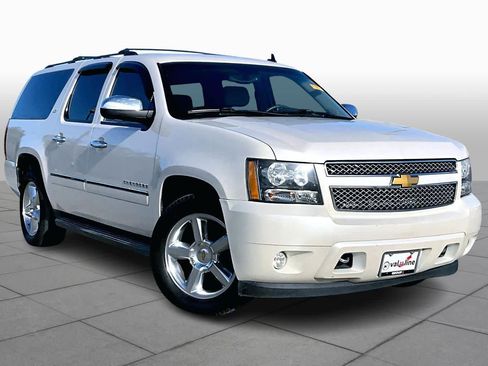 Used 2014 Chevrolet Suburban LTZ image 2