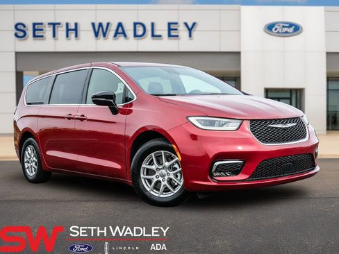 Used 2025 Chrysler Pacifica Select FWD image 1