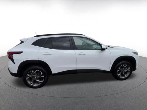 Used 2025 Chevrolet Trax LT FWD image 16