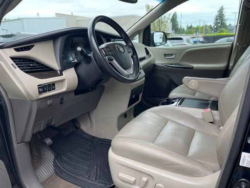 Used 2017 Toyota Sienna XLE w/ XLE Navigation Package AWD/4WD image 11