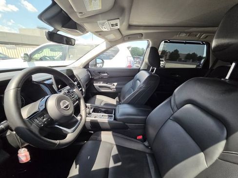 Used 2025 Nissan Pathfinder SL w/ SL Premium Package FWD image 8