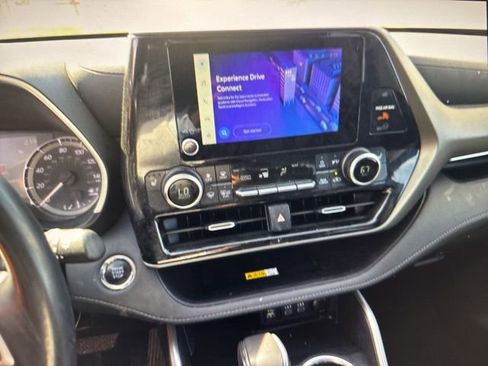 Used 2023 Toyota Highlander XLE image 9