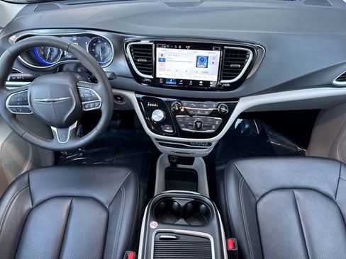 Used 2024 Chrysler Pacifica Touring-L image 15