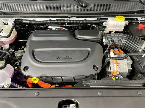 Used 2025 Chrysler Pacifica Premium FWD image 35